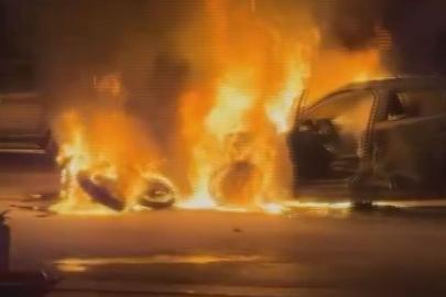 Esenyurt'ta çarpışan otomobil ve motosiklet alev alev yandı: 2 yaralı