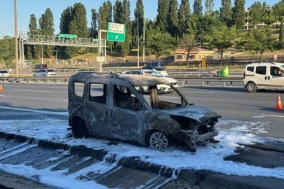 Esenyurt'ta seyir halindeki hafif ticari araçta çıkan yangın söndürüldü
