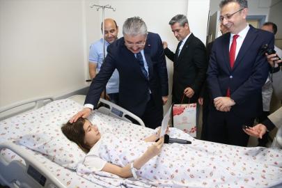 Eskişehir Valisi Yılmaz, hastanede tedavi gören öğrencilere karnelerini verdi