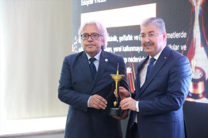 Eskişehir Valisi Yılmaz'a "yılın mülki idare amiri" ödülü