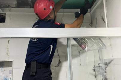 Eskişehir'de havalandırma boşluğuna düşen kediyi itfaiye kurtardı