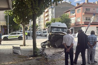 Eskişehir'de işçi servisi ile hafif ticari aracın çarpıştığı kazada 9 kişi yaralandı
