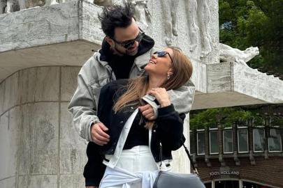 Evlilik yolunda ilk adım! Derya Uluğ ile Asil Gök nişanlandı