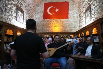 Farklı meslek gruplarından oluşan koro ilk konserine hazırlanıyor