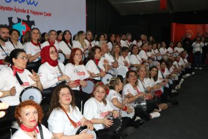 Farklı mesleklerden kadınlar, darbuka ritminde buluştu