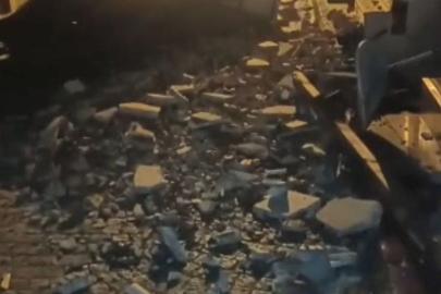 Fatih Laleli'de mağazanın çatısından kopan parçalar sokağa düştü