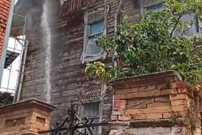 Fatih'te 2 katlı ahşap binanın çatısında çıkan yangın söndürüldü