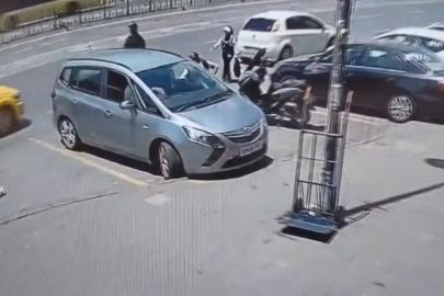 Fatih'te araçta eşini bekleyen Rumen turistin çantasını çaldılar; içindekileri alıp geri bıraktılar