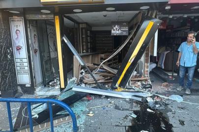 Fatih'te kontrolden çıkan otomobil 2 iş yerine girdi
