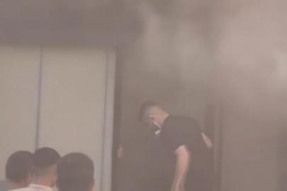 Fatih'te tekstil deposunda çıkan yangın söndürüldü; 2 kişi dumandan etkilendi