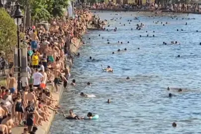 Fransa’da sıcaklık krizi: Paris’in göbeğindeki ünlü kanal Ganj Nehri’ne döndü
