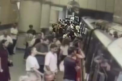 Gayrettepe Metrosu'nda cep telefonu hırsızlığı kamerada