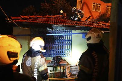 Gaziosmanpaşa'da 3 gecekondu yandı