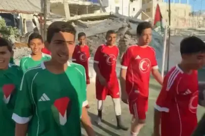 Gazzeli çocuklar Türkiye ve Filistin formalarıyla dostluk maçına çıktı