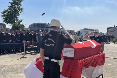 Gebze'de Savcı Ayhan Uyumaz İçin Adliye Önünde Tören Düzenlendi