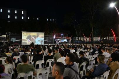 Gezen Sinema Tırı Demirci'de vatandaşlarla buluştu