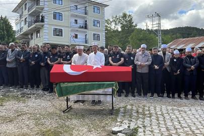 Görevi başında şehit olan AFAD personeli Ömer Faruk Özkan'ı son yolculuğuna babası uğurladı