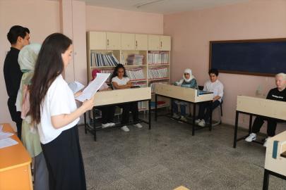 Görme engelli öğrenciler gönüllü üniversitelilerin sesiyle sınava hazırlanıyor