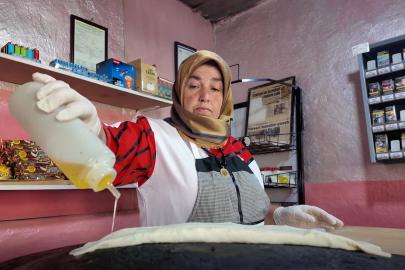 Gözleme pişirip satarak 5 çocuğunu büyüttü