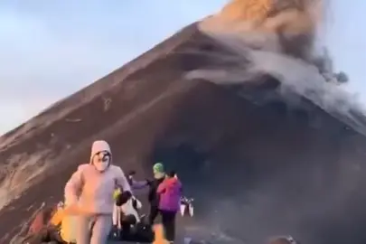 Guetemala'da turistler patlamaya yakalandı: Yanardağ kraterinin yakınında duran insanların üzerine lav yağdı