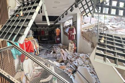 Güngören'de yıkım sırasında çöken apartmanın zarar verdiği bitişikteki 2 bina boşaltıldı