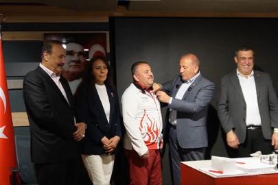 Gürsel Tekin, CHP'ye geri dönen partililere rozet taktı
