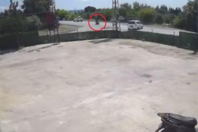 Hafif ticari araç ile motosiklet çarpıştı; 2 yaralı, kaza kamerada