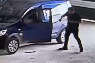 Hafif ticari araca giren yılan paniğe neden oldu; o anlar kamerada