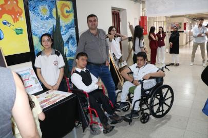 Hakkari'de elektronik atıklardan hazırlanan ürünler sergilendi