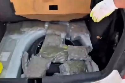 Hakkari'de otomobilde 28,2 kilo uyuşturucu ele geçirildi; kamu görevlisi tutuklandı