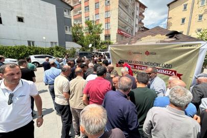 Hakkari'de vatandaşlara aşure ikram edildi