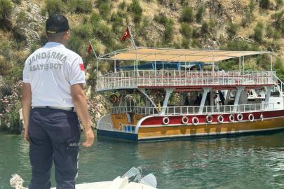 Halfeti'de arızalanıp sürüklenen tur teknesindeki 40 yolcuyu jandarma tahliye etti