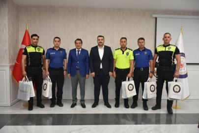 Hatay'da LGS'ye geç kalan öğrenciyi sınava yetiştiren polis ödüllendirildi