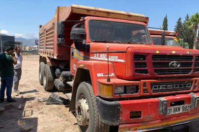 Hatay'da park halindeki iki harfiyat kamyonunun aküleri çalındı