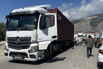 Hatay'da tırın çarptığı motosikletteki anne ve 2 çocuğu yaralandı