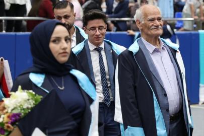 Hayali olan tarih bölümünden 75 yaşında mezun oldu