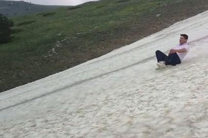 Haziran ayında zirvede poşetlerle karda kaydılar