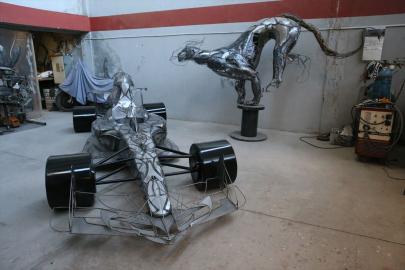 Heykel sanatçısının metalden yaptığı Formula 1 aracına İngiltere'den teklif