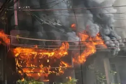 Hindistan'da otel yangını! Alevler binayı sardı: 21 kişi hayatını kaybetti