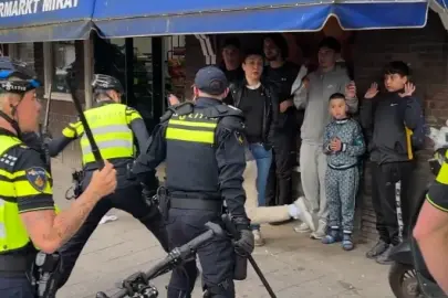 Hollanda polisi Faslı taraftarların kutlamasını engelledi: Ekipler copla müdahale etti