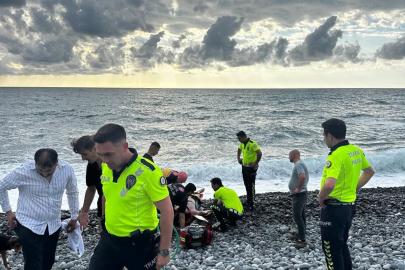 Hopa'da denizde boğulma tehlikesi geçiren asteğmen trafik polisleri tarafından kurtarıldı