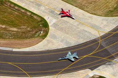 HÜRJET'lerden Türk Yıldızları ile 10'lu kol uçuşu