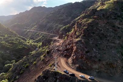 İki mahalleyi bağlayan yol kapandı, mahalleli tepki gösterdi