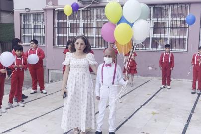 İlik nakli süreci başarılı geçen lösemili Kadir, okulunda yüzlerce balonla karşılandı