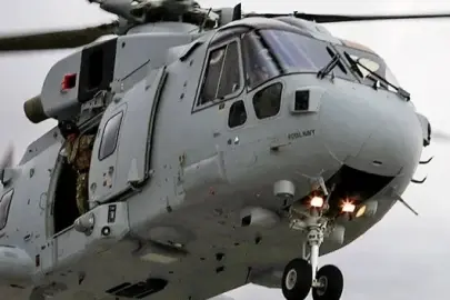 İngiliz Kraliyet Donanmasına ait helikopter düştü: Bölgeye çok sayıda ekip sevk edildi