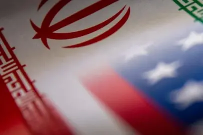 İran Bahreyn'deki ABD donanmasını hedef aldı