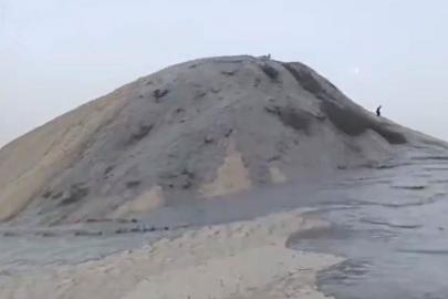 İran'da çamur volkanı faaliyete geçti