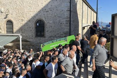 Isparta'da park halindeki araçta ölü bulunan iki gencin cenazeleri toprağa verildi