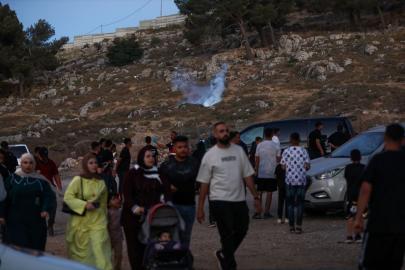 İsrail ordusu Batı Şeria'daki turistik bölgeye gaz bombaları atarak baskın düzenledi