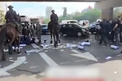 İsrail polisi zorunlu askerliğe karşı çıkan Haredi Yahudileri iç çamaşırlarıyla yerlerde sürükledi